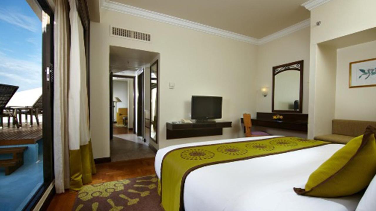 Holiday Inn Resort Penang 峇都丁宜 外观 照片